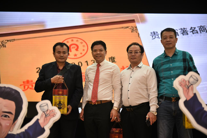 “熊大”與合作商合影留念（圖）